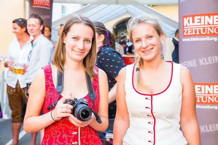 Die Fotomädchen der Kleinen Zeitung verteilten Fotos in romantischen Herzrahmen