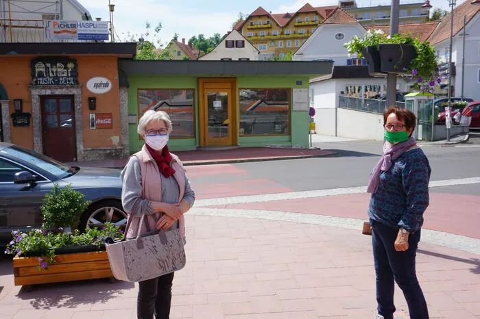 Personen jeglicher Altersgruppe verfolgten gespannt das Finale. So hatten auch diese beiden Damen am Marktplatz in Vorau einiges nachzubesprechen.