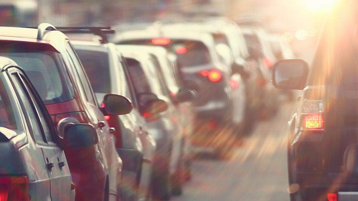 Stau im Morgenverkehr in Richtung Wien/Sujetbild