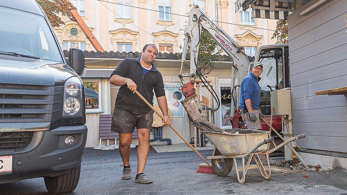 Letzte Handgriffe am Kaiser-Josef-Platz: Heute soll alles fertig werden.