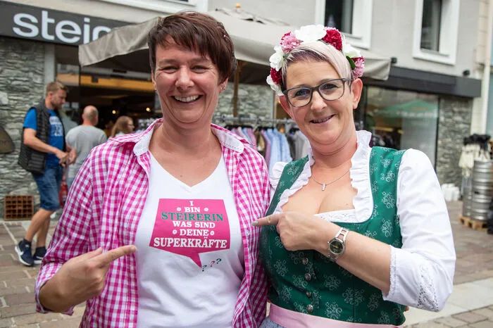 Gabi und Sylvia sind stolze Steirerinnen aus Pinggau - das zeigen sie heute auch.