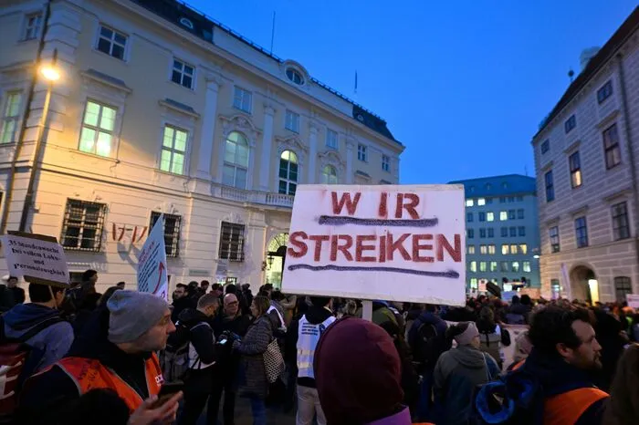 Sollte die nächste Verhandlungsrunde am 17. November kein Ergebnis "weit über 7,5 Prozent" bringen, werde weiter gestreikt, hieß es von der GPA. "Wir sind streikbereit", so die Rufe der Demoteilnehmer.