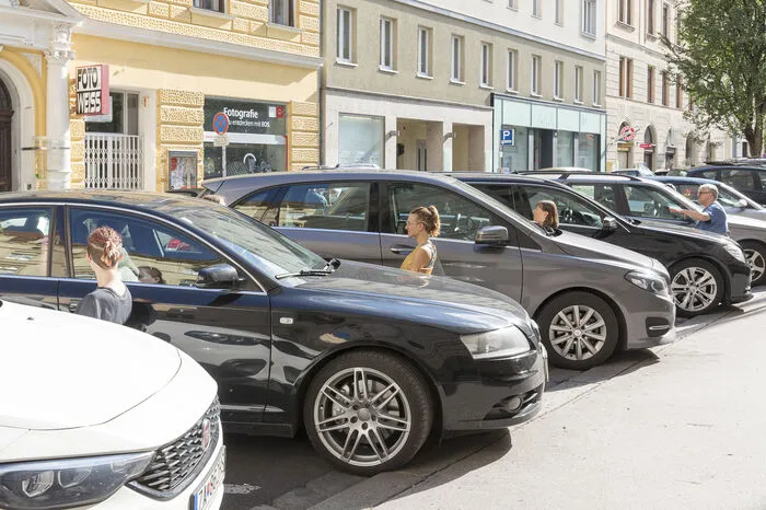 Im Rahmen des zweiten Satze von "La Strada" (24. Juli bis 1. August) finden in Graz und Stainz Sitzarrangements statt. Auf Parkplätzen, ..
