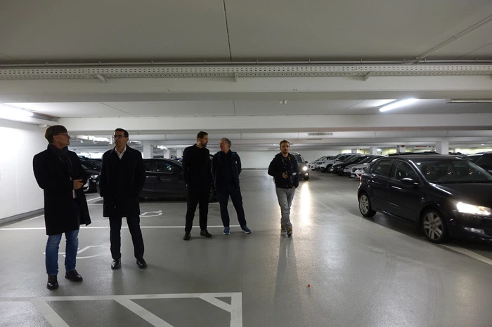 Hell und freundlich ist das Parkhaus. Und es wird gut angenommen, es ist quasi voll. Wohl auch, weil das Parken dort derzeit noch gratis ist.