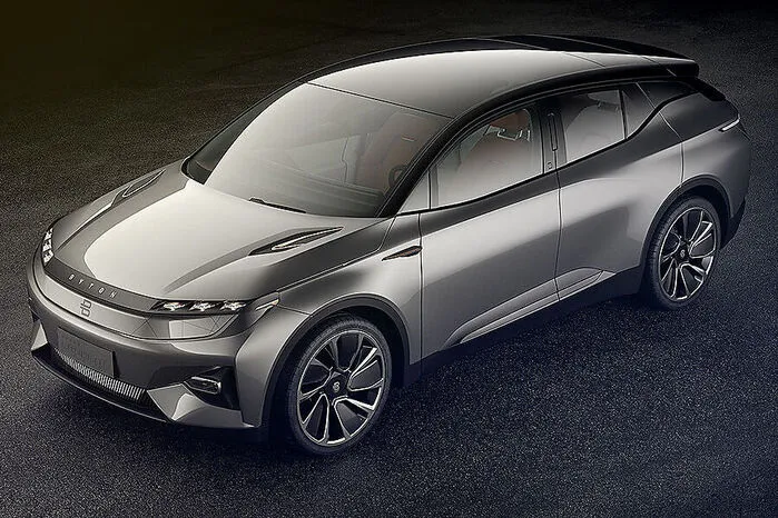 Wie einige andere Newcomer vertraut das Start-up Byton auf Geldquellen aus China: Den Anfang macht die Marke mit einem SUV bereits Ende 2019 – auch in Europa. Das Auto soll Platz für fünf bis voraussichtlich sieben Personen bieten, je nach Version 350 oder 500 Kilometer Reichweite haben. Zwei weitere Modelle, eine Limousine und ein Van, die auf der gleichen Plattform aufbauen, starten 2021 sowie 2022.
