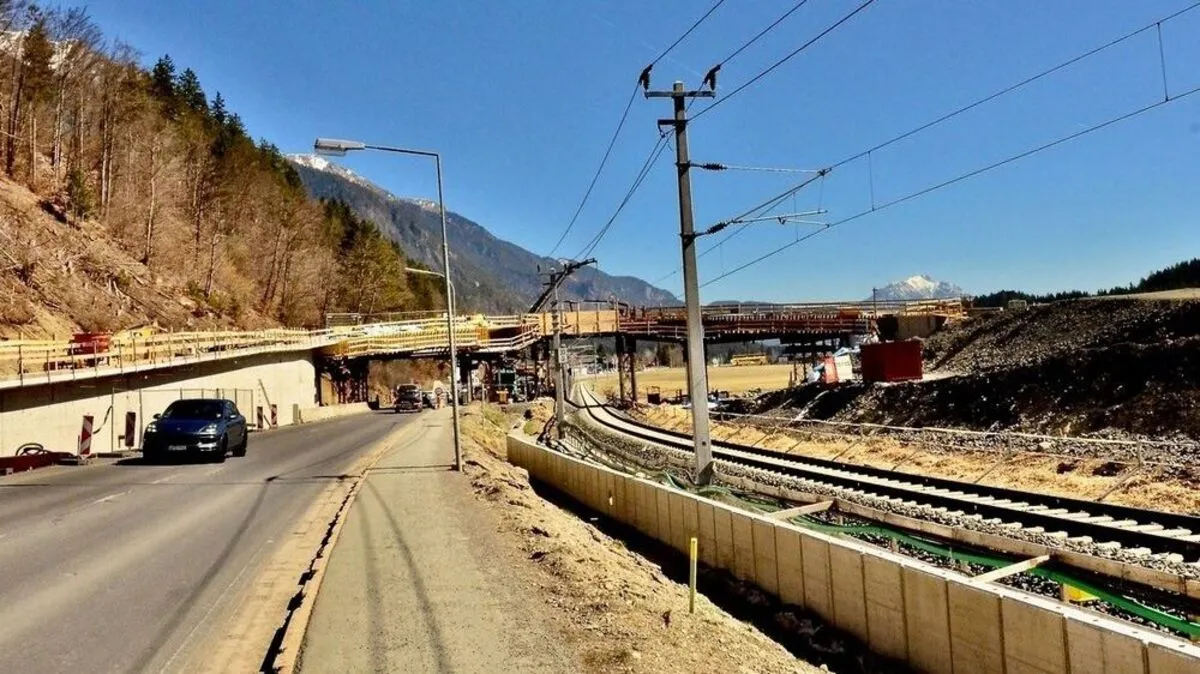 In Nachtarbeit wird das Stützgerüst der Bahnüberführung entfernt und deshalb der Verkehr ausgesperrt