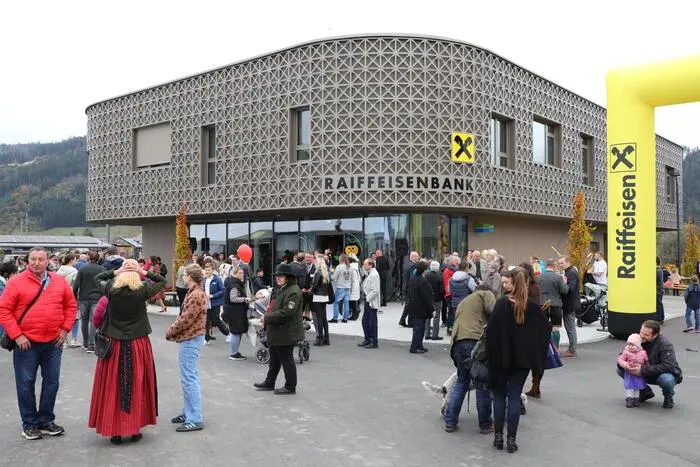 Im Oktober 2024 wurde die Zentrale der Raiffeisenbank Liesingtal-St. Stefan in St. Michael feierlich eröffnet
