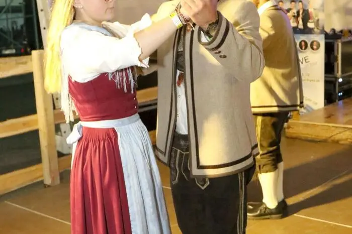 Zu den absoluten Höhepunkten der zünftigen Partynacht zählten der Auftanz der LJ Steuerberg (Foto) ...  