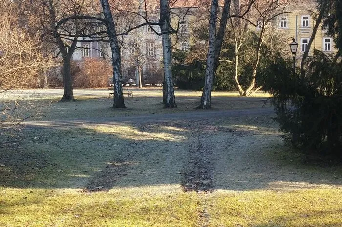 Dort sind zumindest drei unterschiedliche Spuren auszumachen.