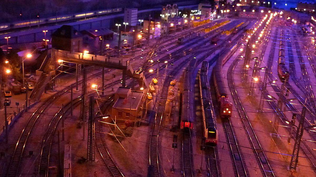 Wenn es Nacht wird unter dem echten Bahnhof in Knittelfeld: Licht auch hier für Railjet-Gäste 