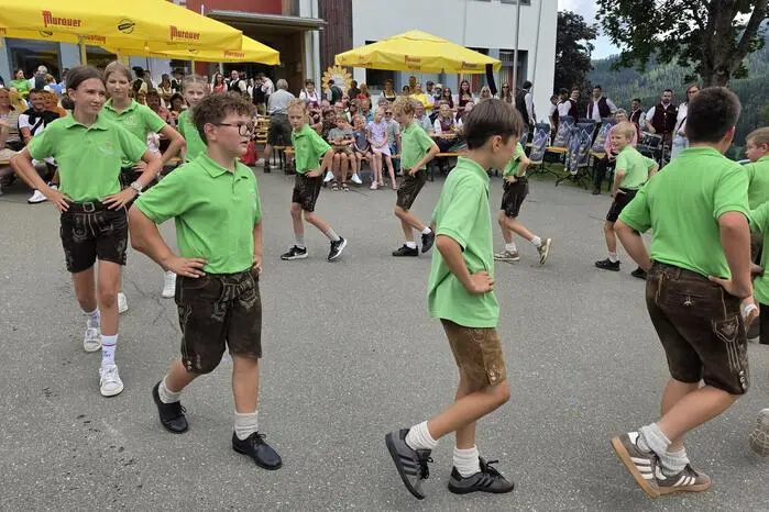 Besonders erfreulich sei der Nachwuchs: Immer wieder würden sich Buben und Mädchen für das Schuhplatteln begeistern. Damit sei die Zukunft der Tradition gesichert.