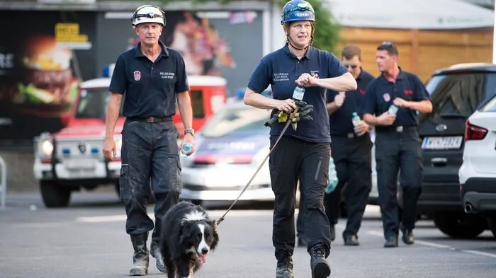 Die verheerende Detonation - die Einsatzkräfte gehen von einer Gasexplosion aus - in einem Gemeindebau in Wien-Wieden hat zumindest ein, wahrscheinlich zwei Todesopfer gefordert.