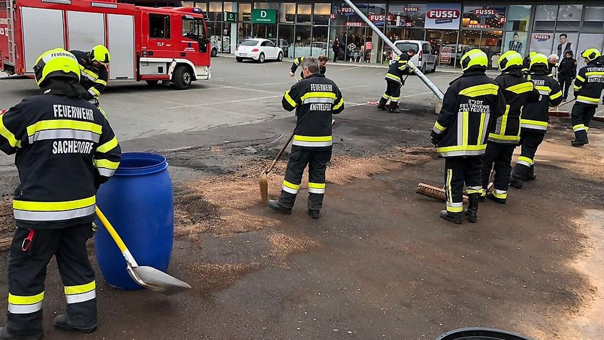 Feuerwehrleute banden den Treibstoff