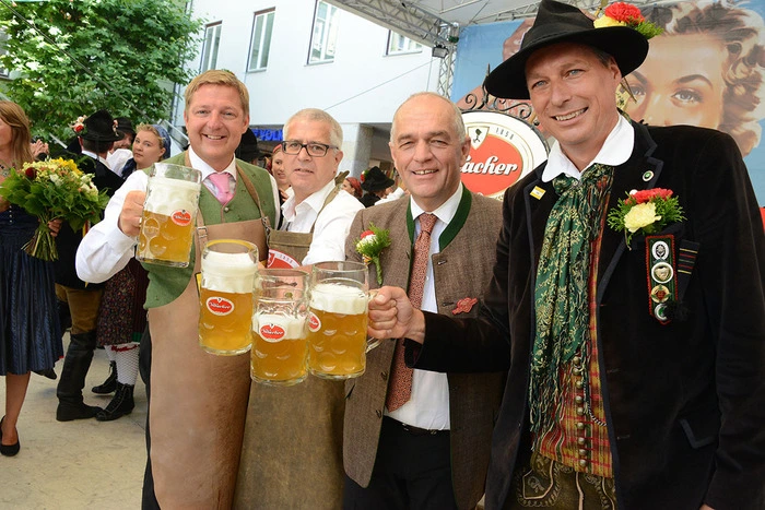 Bieranstich zum Villacher Kirchtag durch Bürgermeister Günther Albel, Brauerei-Vorstand Thomas Santler, Kirchtagsverein-Obmann Richard Pfeiler und Großbauer Michael Vodicka-Unterweger
