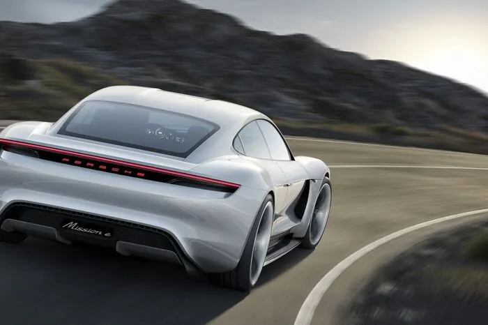 Der Allradler verfügt über eine 800-Volt-Architektur und ist für das Laden am Schnellladenetz vorbereitet: Hier soll sich in rund vier Minuten Energie für 100 Kilometer Reichweite nachladen lassen.