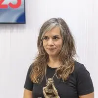 Natascha Gangl mit der Bachmannpreis-Skulptur „Inge“