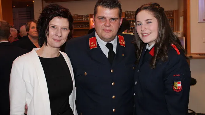 Feuerwehrkommandant Andreas Nuart mit Mareike Gindl und Leonie Nuart (von links)
