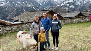 Die Familie Steiner aus Virgen freute sich über den Familienzuwachs: Sie haben den Opferwidder gewonnen