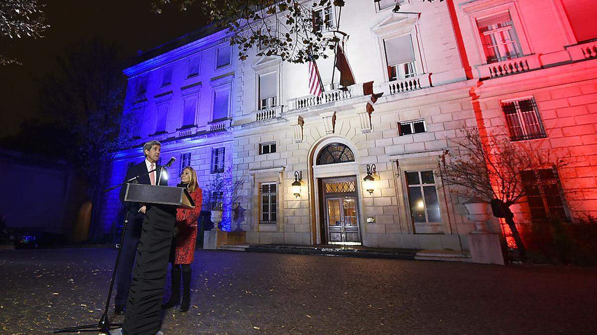 Trauernde vor der Bataclan-Konzerthalle