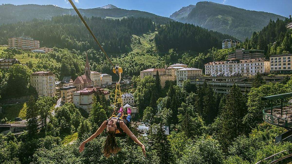 „Flying Waters“. 70 Meter über dem Wasserfall gleitet man am Seil entlang zum Kraftwerk, der „Keimzelle“ der Künstler 