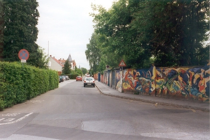 So sah die Klostermauer früher aus. Aus welchem Jahr ist diese Aufnahme?       Antwort: 2000