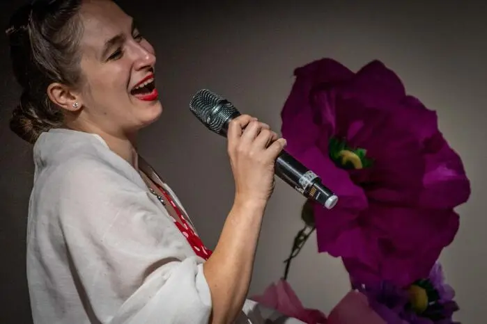 Als musikalische und schauspielerische Partnerin überzeugte Opernsängerin Elisabeth Kirchner, die auch den Charme der alten Schlager beherrscht. Mit viel Ausdruck und Spielfreude interpretierte sie unter anderem „Das ist der Pariser Tango“ und „Liebeskummer lohnt sich nicht, my darling“.