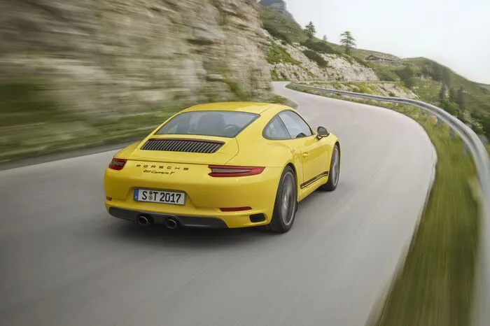 Für den 911 Carrera T – „T“ steht bei Porsche für Touring – verfügt zudem über Ausstattungsmerkmale, die es für den 911 Carrera nicht gibt: Dazu zählen zum Beispiel das serienmäßige Sportfahrwerk mit 20 Millimeter Tieferlegung, das gewichtsoptimierte Sport-Chrono-Paket, der verkürzte Schalthebel mit rotem Schaltschema oder die Stoffmittelbahnen in Sport-Tex. Auch die Hinterachslenkung ist für den 911 Carrera T optional erhältlich.