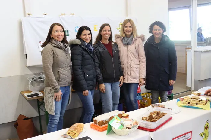 Organisatorin Andrea Ferk (Bildmitte) stellte für die Besucher ein buntes Kuchenprogramm zusammen, dessen Erlös der KITA zugute kommt