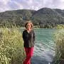 Eine Frau steht auf einem in den Weißensee hineingebauten Holzsteg | Almut Knaller initiiert die Veranstaltung „Erntedank im Kleiderschrank“