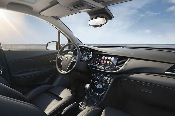 Auch die Innenraum-Designer haben den Mokka X mit feiner Hand verbessert. Bestimmendes Element ist die an den Astra angelehnte Instrumententafel, die jetzt eher horizontal gegliedert ist. In der überarbeiteten Kommandozentrale wurden die Sieben- und Acht-Zoll-Touchscreens der neuen Infotainment-Generation eingebettet.