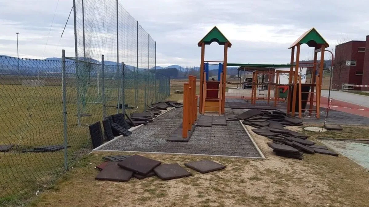 Der Spielplatz mit den herausgerissenen Matten