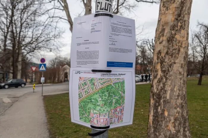 Diese Verordnungstexte hängen nun an den Eingängen zum zentralen Bereich des Stadtparks.
