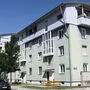 In diesem Haus hat die 30-Jährige gewohnt. Im Gedenken an sie brennen Kerzen am Fenster und vor der Tür 