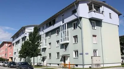 In diesem Haus hat die 30-Jährige gewohnt. Im Gedenken an sie brennen Kerzen am Fenster und vor der Tür 