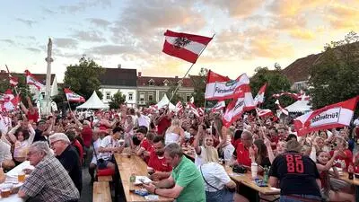 Bestes Sommerwetter begleitet das Public Viewing-Event am Fürstenfelder Hauptplatz