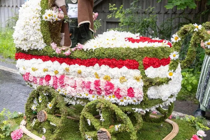 Der Kinderwagen wurde mit neuen Blüten bestückt