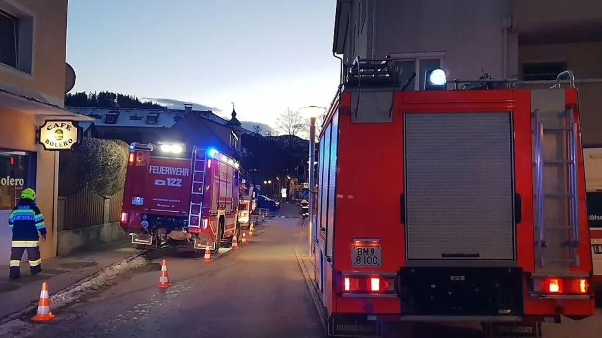 Rund 50 Einsatzkräfte kämpfen gegen den Glimmbrand