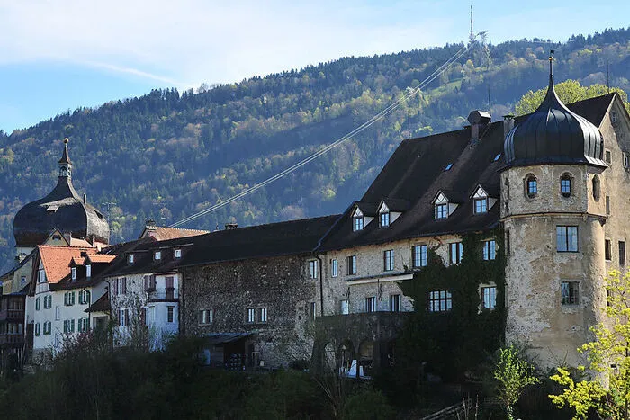 Die Oberstadt. In nur zehn Minuten vom zentralenKornmarktplatz aus spaziert man in die Oberstadt – und entert eine vollkommen andere, ruhigere und von Touristen oft links liegen gelassene Stadt. Im Zuge der Völkerwanderung war das römische Bregenz untergegangen, hier auf dem Plateau gründete der Graf von Montfort um das Jahr 1200 Bregenz. Einwunderschöner Spaziergang durch mittelalterlicheSiedlungsstrukturen. Ziele sind der Martinsturm oder das Deuringschlössle – und nicht vergessenzwischendurch runterzuschauen.