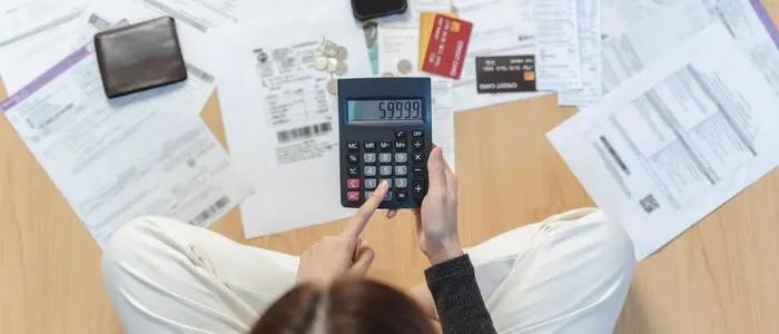 Die Angeklagte hat bereits eine Erwachsenenvertreterin – gemeinsam will man Punkt für Punkt die lange Liste der Schulden bei Vertragspartnern und Freunden aufarbeiten
