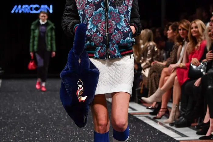 Und tatsächlich trugen die Models viel Samt, Pailletten, bunte Drucke und Abendkleider mit extrem hohem Schlitz am Bein.