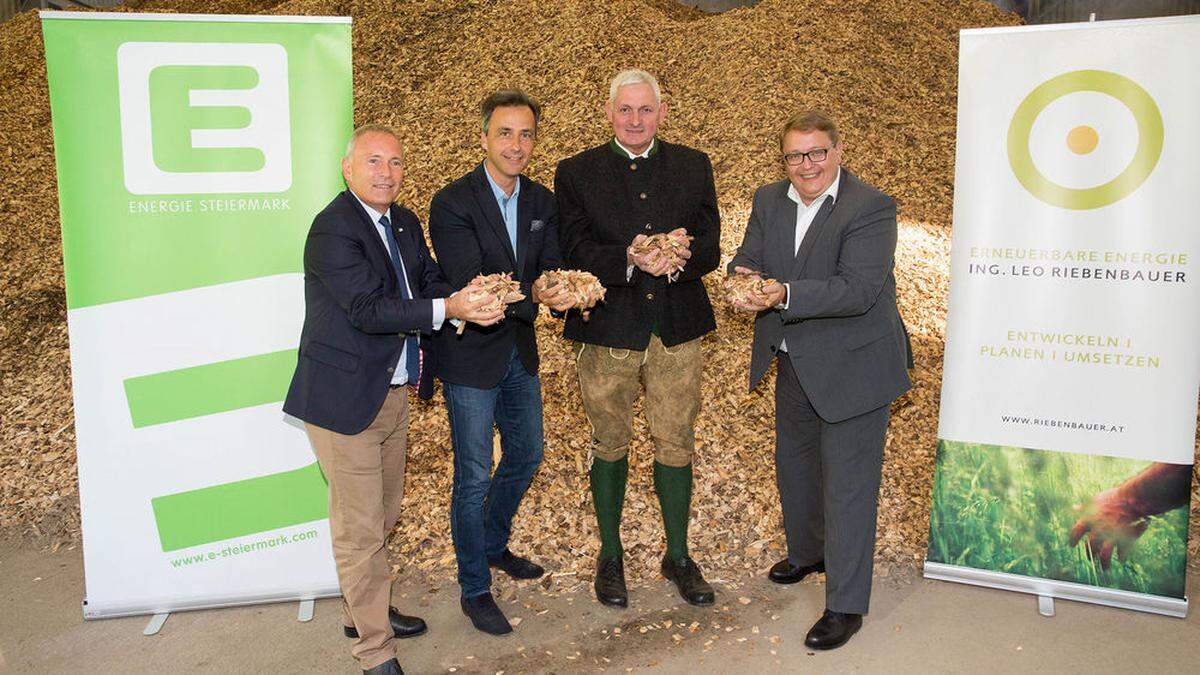 Eröffneten das Heizwerk: Christian Purrer (Energie Steiermark), Siegfried Nagl (Bürgermeister Graz). Leo Riebenbauer (Wärme und Mehr) und Martin Graf (Energie Steiermark)