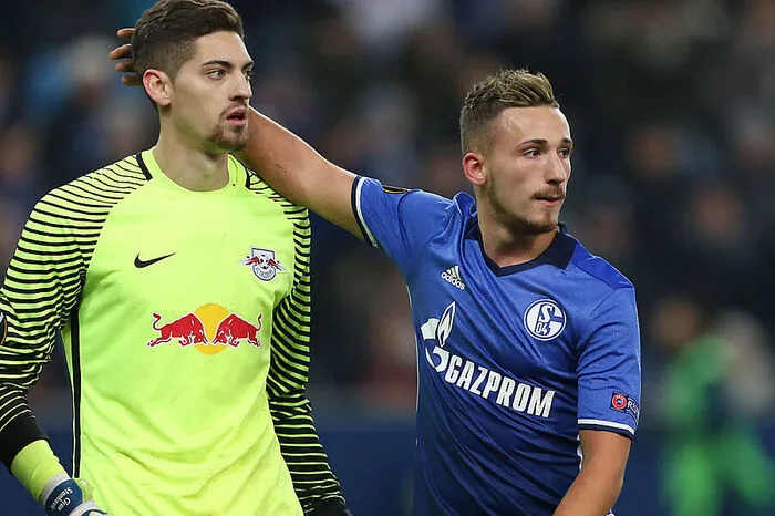 Ex-Sturm-Graz- und Schalke-Spieler Donis Avdijaj (rechts) steht aktuell bei Willem II unter Vertrag. Beim 2:0-Sieg über Aufsteiger Emmen war der Offensivspieler nicht im Kader. Der Grund ist nachvollziehbar und einfach zugleich: Avdijaj und drei seiner Mitspieler hatten sich unerlaubt aus dem Mannschaftshotel geschlichen und den Weihnachtsmarkt im 30 Kilometer entfernten Emmen besucht.