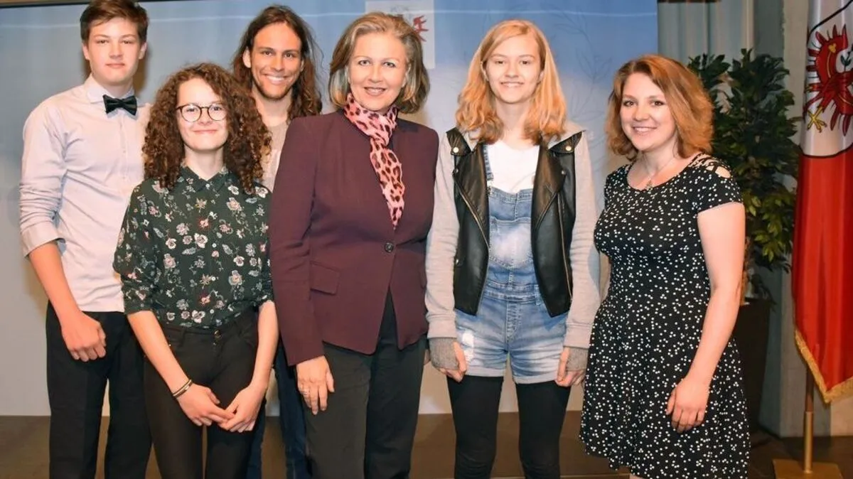 Jugendlandesrätin Patrizia Zoller-Frischauf mit TeilnehmerInnen beim Landesfinale des Jugendredewettbewerbs 2018