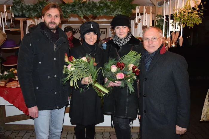...Bürgermeister Josef Ober schließlich den Adventmarkt eröffnet, gehen in den Ständen und Krippen die Lichter an. Ein Bild aufgeladen von weihnachtlicher Atmosphäre, welches man noch den ganzen Advent über bestaunen kann.