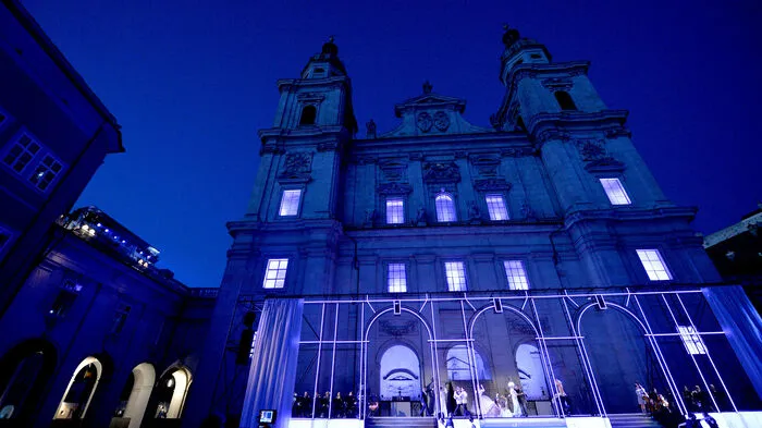Es ist die inoffizielle Eröffnung der Salzburger Festspiele: der Jedermann am Domplatz.
