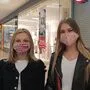 Julia und Sabrina schützen sich mit selbstgenähten  Gesichtsmasken.
