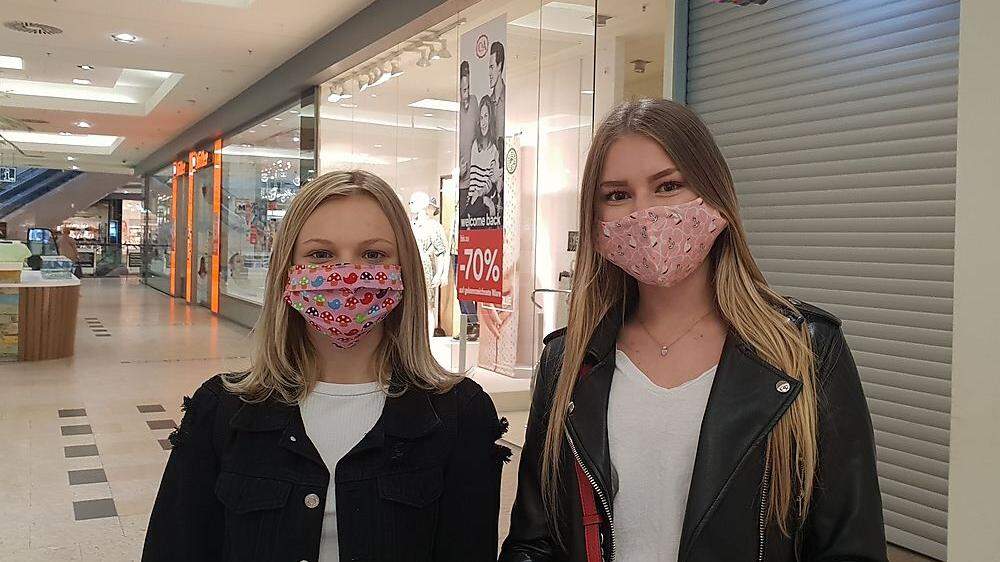 Julia und Sabrina schützen sich mit selbstgenähten  Gesichtsmasken.
