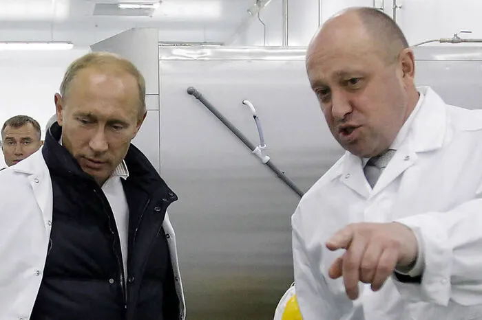 Jewgeni Prigoschin und Wladimir Putin 2010 in einem von Prigoschins Gastrobetrieben