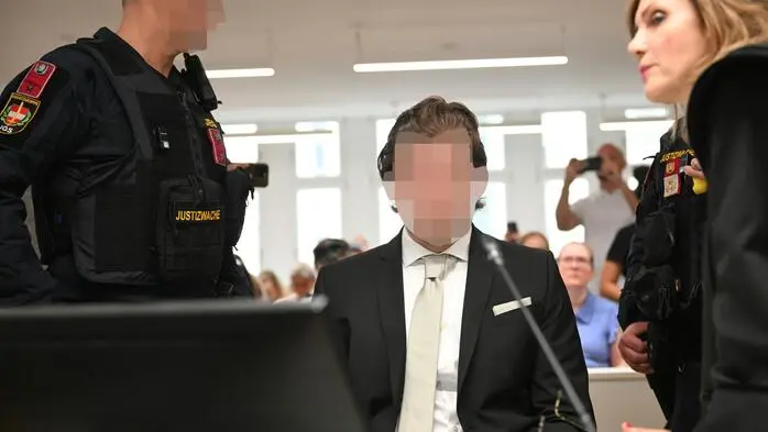 Der Angeklagte kurz vor Start des Mordprozesses im Wiener Straflandesgericht. Seine Verteidigerin, Astrid Wagner (re), sagte: „Er ist kein eiskalter Killer“ 