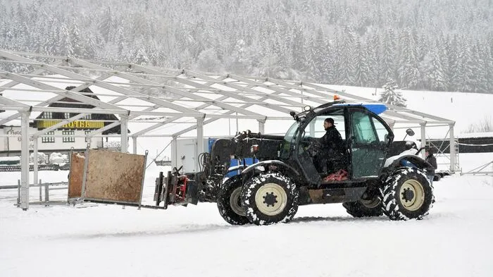 Nachdem die Elf-Städte-Tour, die größte Eislauf-Veranstaltung der Welt, witterungstechnisch auf der Kippe stand, wird nun mit dem Aufbau der Zelte begonnen.
